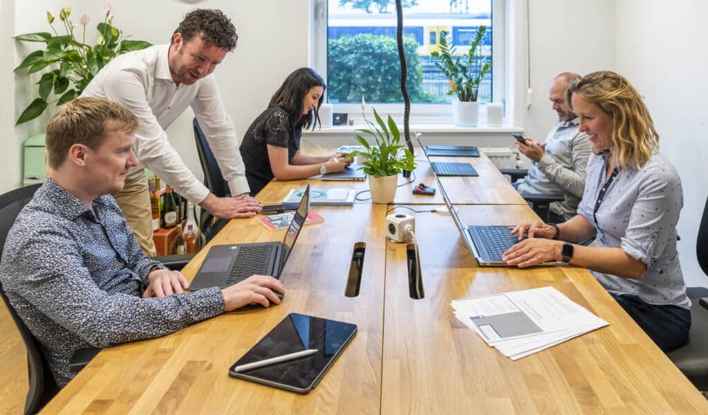 Modernes Business Team bei der Arbeit